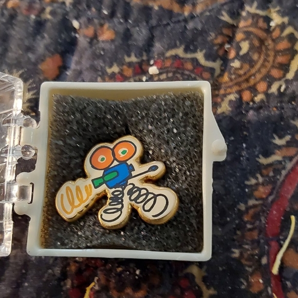 Enamel pin and cap . Collector's items - Picture 3 of 7